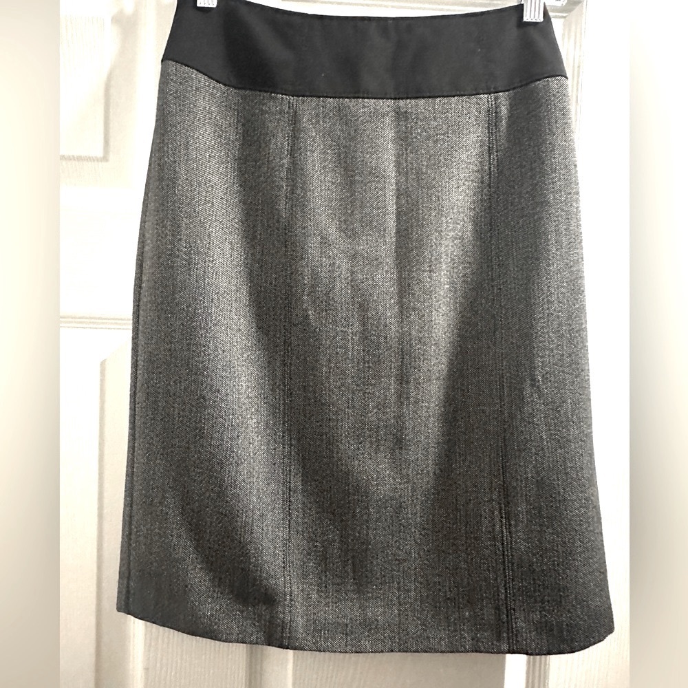 Worthington Gray/black twill pencil skirt. Size 8.